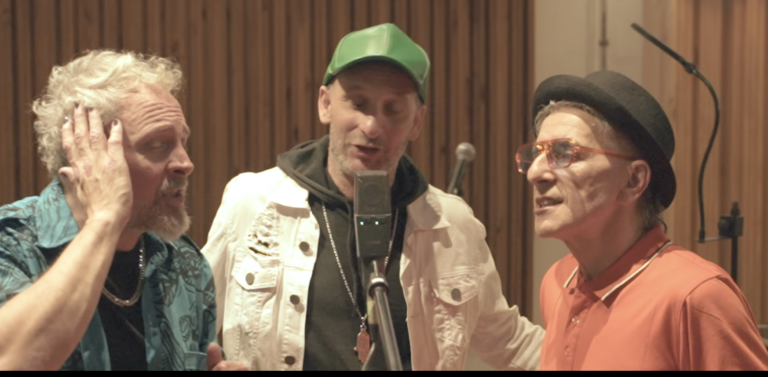 Los Tipitos y NTVG presentan una nueva versión de Campanas en la Noche